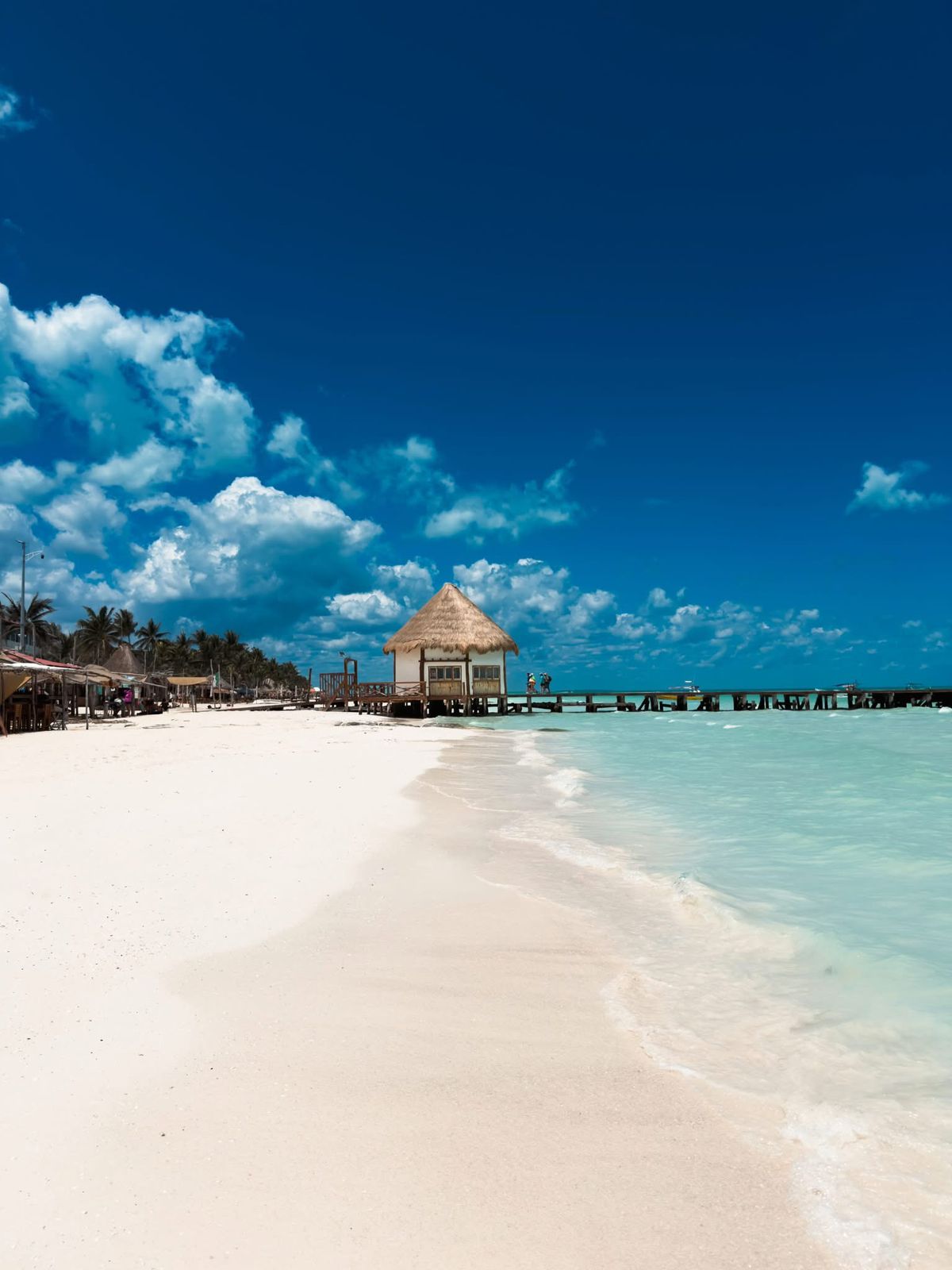 Playa de arena blanca y mar turquesa en Isla Holbox, destino final del traslado