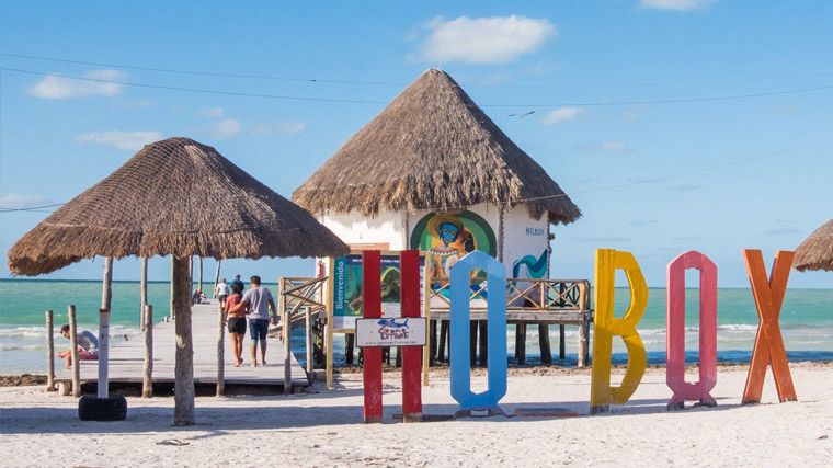 Letrero colorido de bienvenida a Holbox en la playa