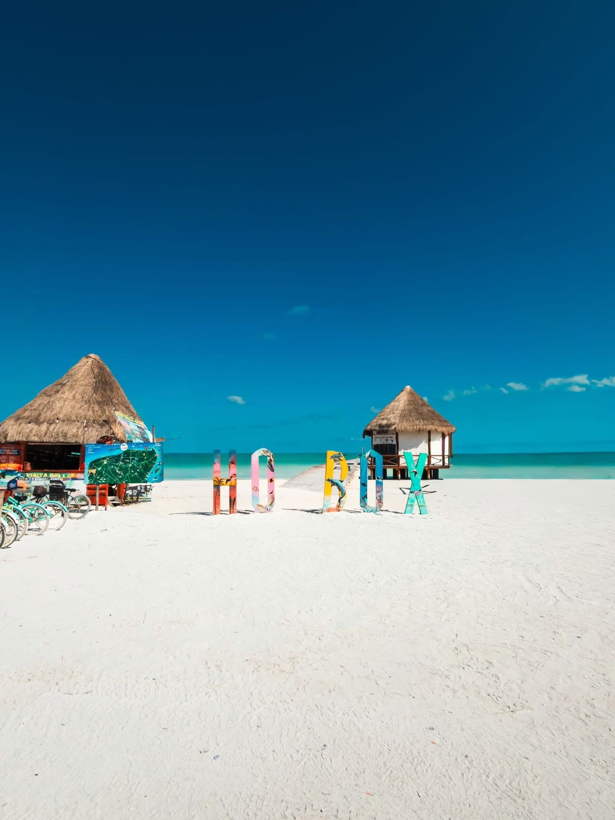 Ambiente isleño de Holbox con bicicletas y comercios locales