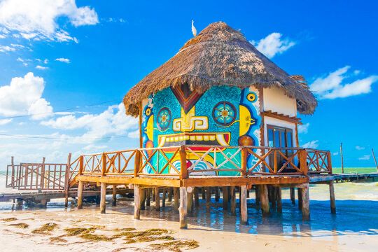 Palapa colorida sobre el mar, uno de los rincones icónicos de Holbox