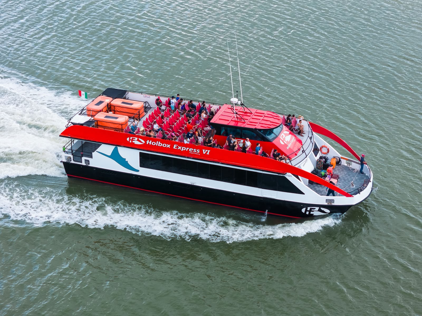 Ferry Holbox Express cruzando aguas turquesas rumbo a Isla Holbox