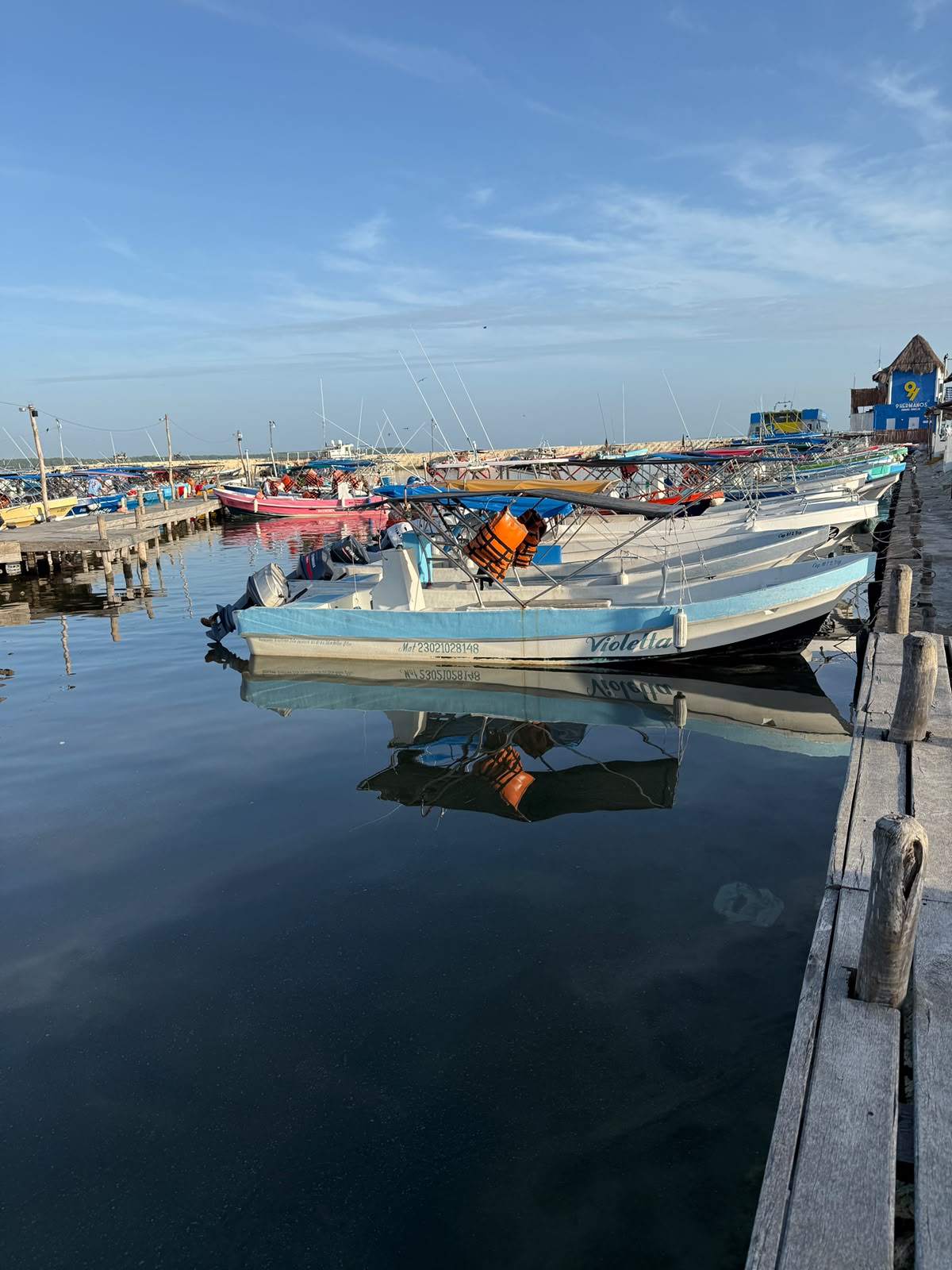 Lanchas y embarcaciones locales en el muelle de Chiquilá